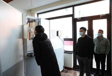Кибер-помощник в пандемию: в Китае тест на коронавирус берет робот - фото