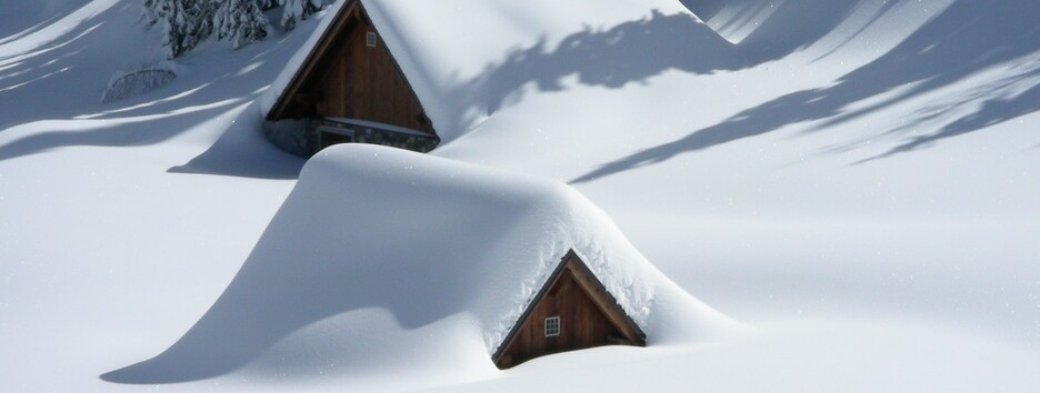 Карпаты заносит снегом: где еще обещают зимнюю погоду (фото)