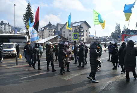 Буковель заблокировали протестующие - требуют закрыть курорт (фото)