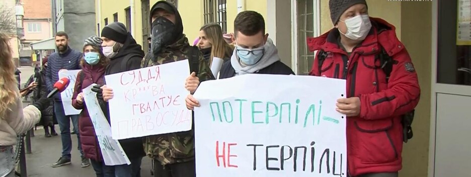 Маньяк в Ровно: подозреваемый вышел, его встретили яйцами (видео)