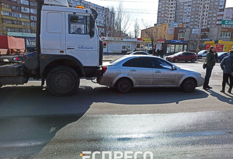 В Киеве грузовик коммунальной службы несколько раз таранил Chevrolet - видео - фото 1