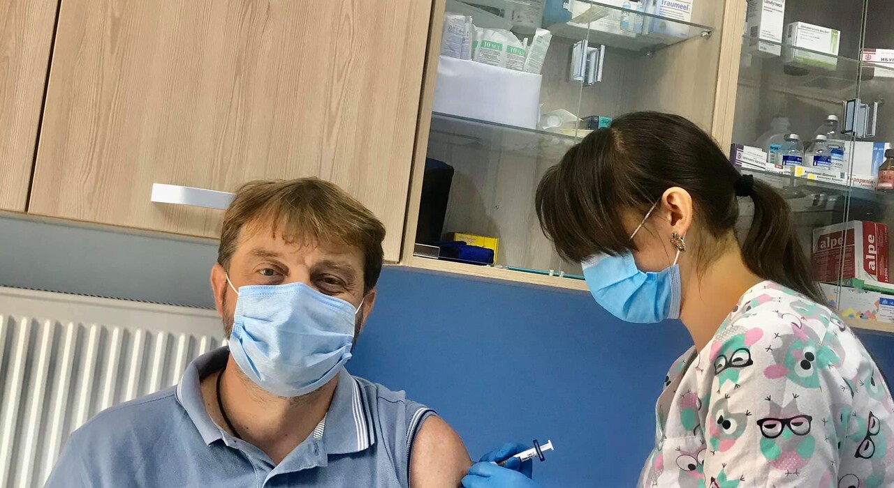 План вакцинации менять не стоит: иммунолог Федор Лапий рассказал о новой волне COVID-19 в Украине