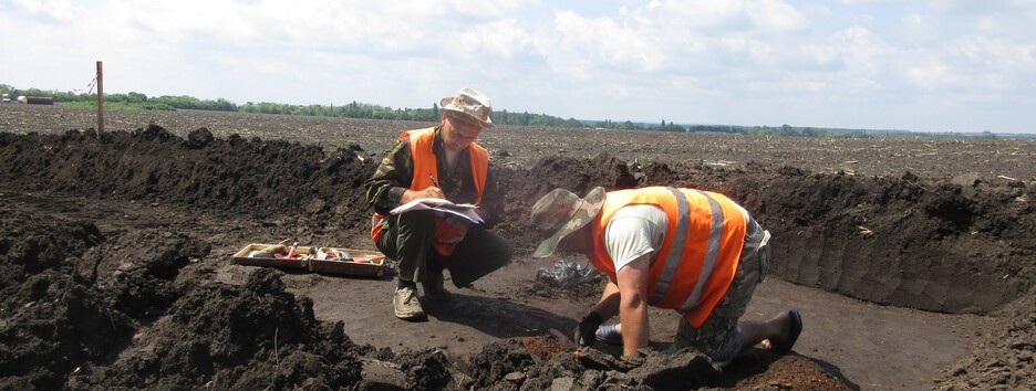 Украинские археологи нашли украшение, которому почти 2 тысяч лет (фото, видео)