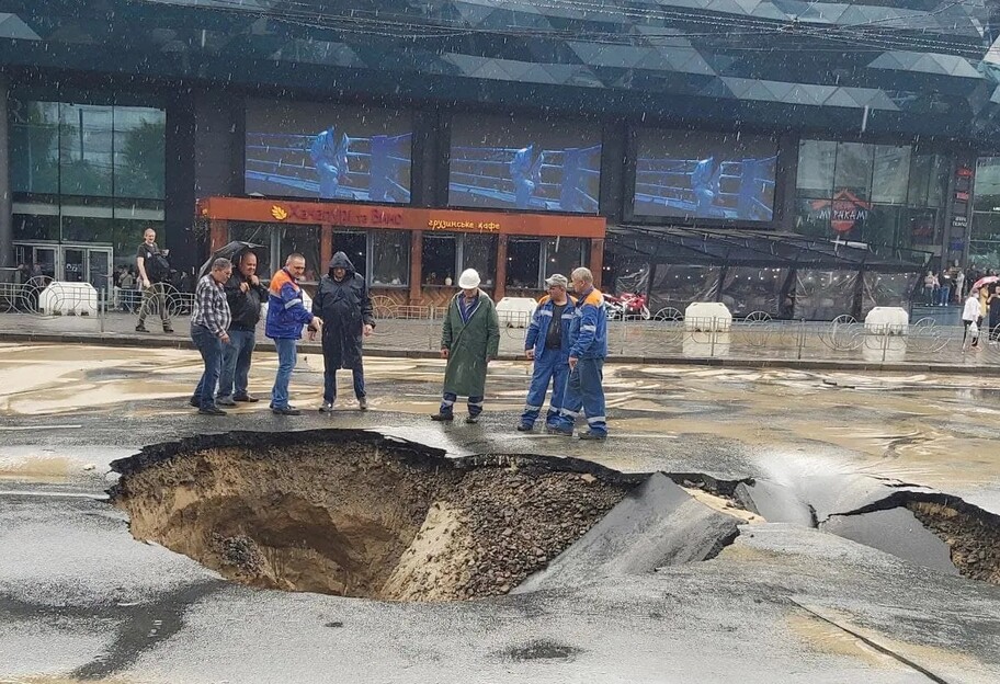 Прорыв трубы в Киеве возле Ocean Plaza – фото ямы и последствий аварии - фото 1