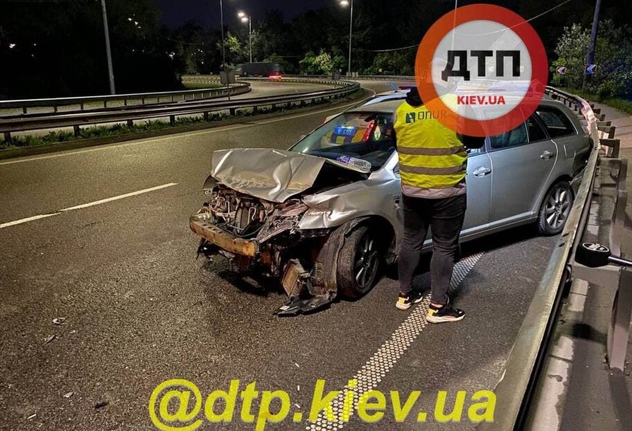 В Киеве водитель попал в ДТП по дорогу в больницу - его госпитализировали - фото  - фото 1