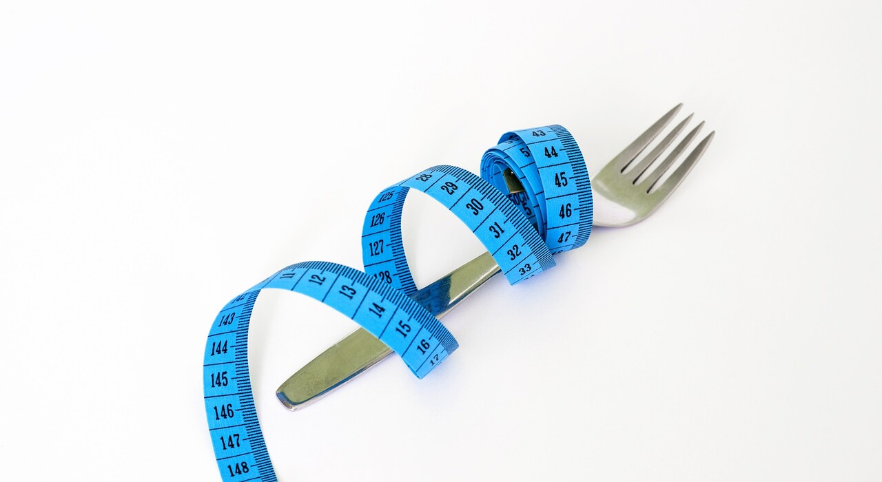 Прерывистое голодание или лимит калорий: врачи рассказали, что лучше для похудения