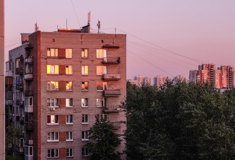 В Киеве на Харьковское шоссе с балкона выпал мужчина - видео - фото 1
