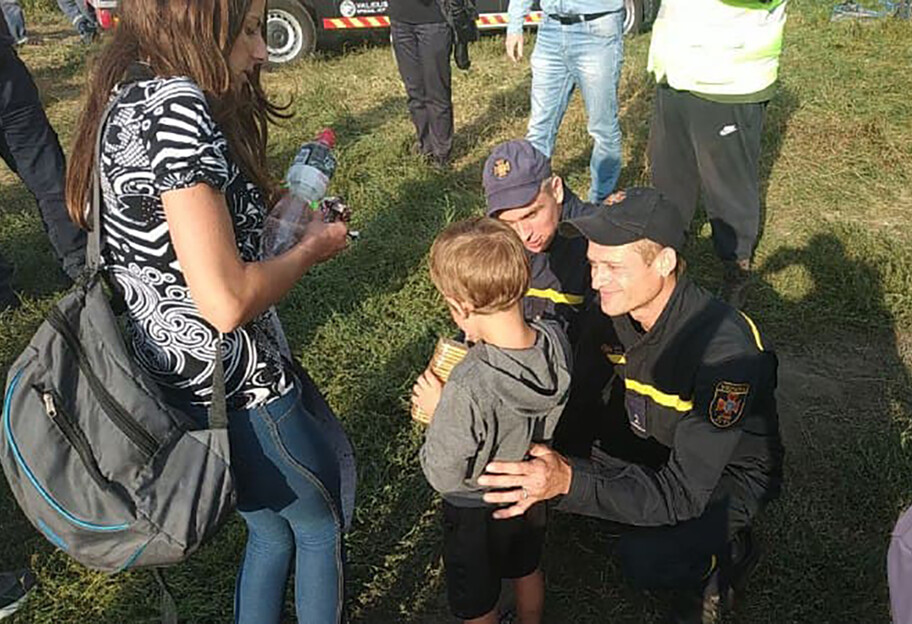 В Сумской области нашли ребенка, потерявшегося в лесу во время сбора ягод - фото - фото 1