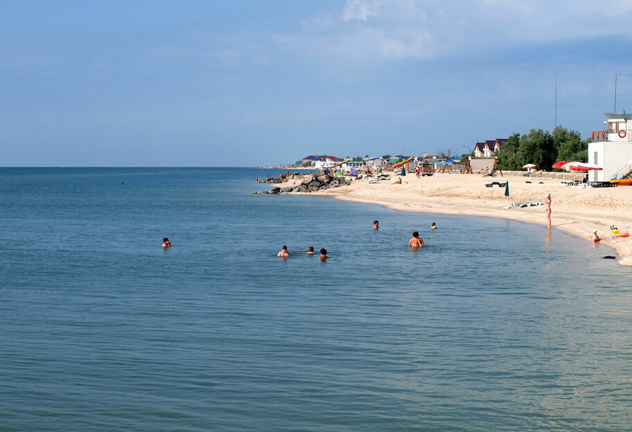 Отдых в Кирилловке - туристов на надувном матрасе унесло в море на полтора километра - фото 1