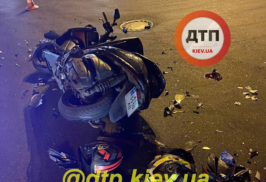 ДТП в Киеве - мопед на большой скорости врезался в бус - фото - фото 1