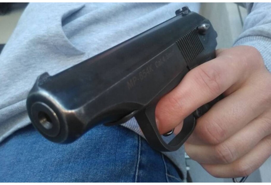 Подростки в Киеве угрожали пистолетом женщине в кровати - видео - фото 1
