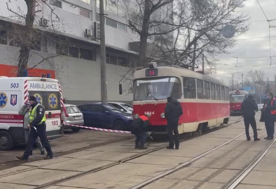 Смертельное ДТП с трамваем - женщина погибла в Киеве, фото - фото 1
