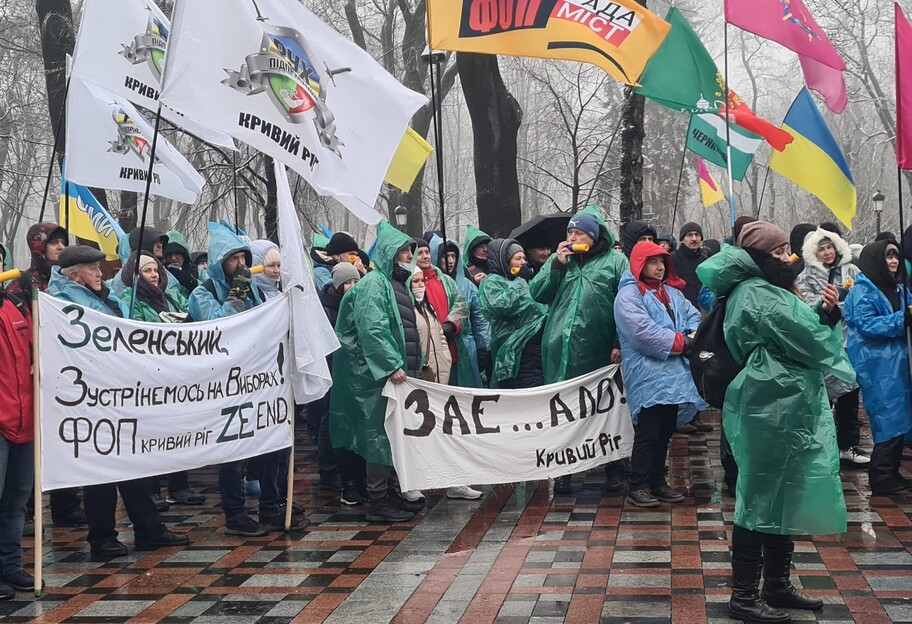 В Киеве митинги – под Радой собрались ФОПы, а возле памятника Ватутину антиваксы – фото - фото 1