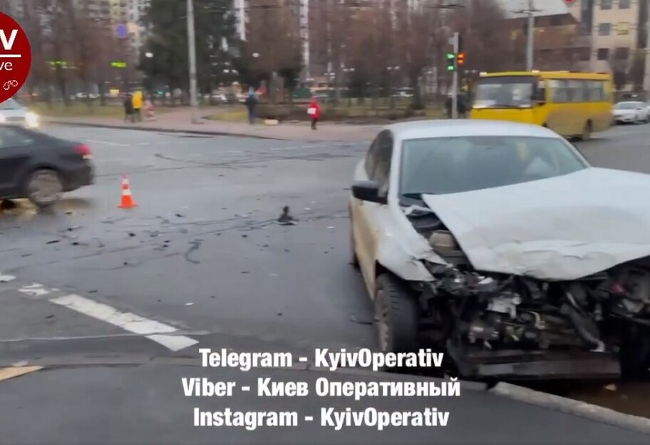 ДТП в Киеве – на перекрестке столкнулись такси и авто патрульных – видео - фото 1