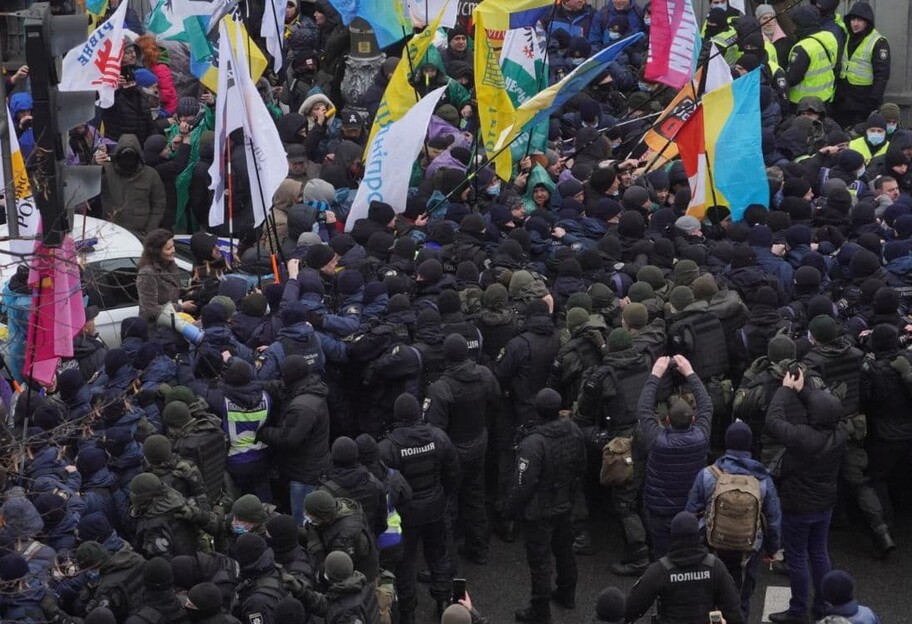 В Киеве ФОПы подрались с полицией под Радой - фото, видео  - фото 1