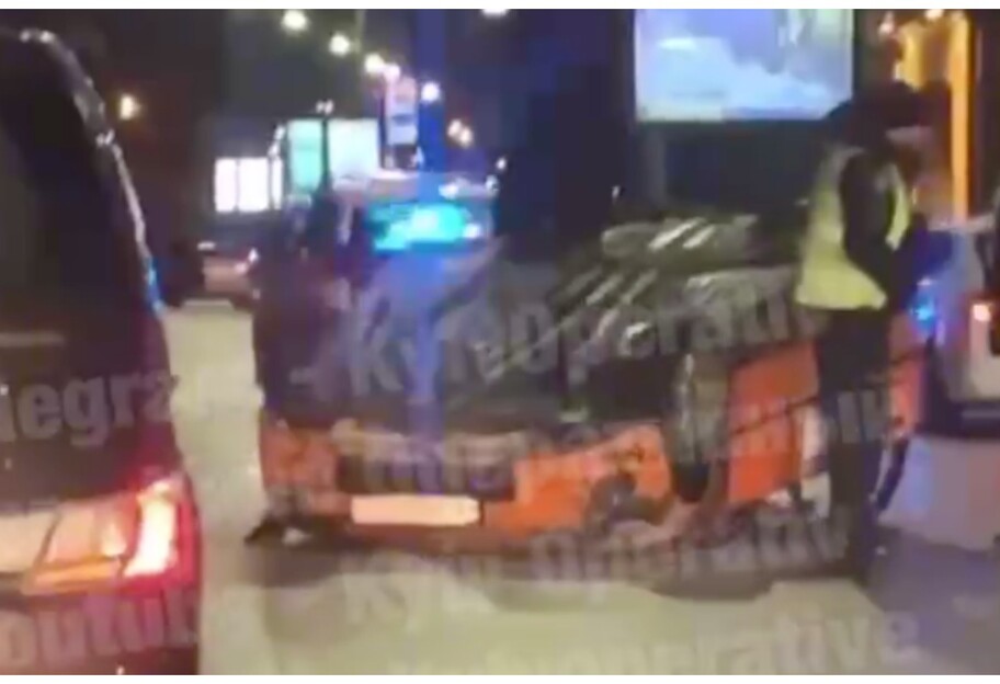 ДТП в Киеве - авто перевернулось на крышу - видео  - фото 1