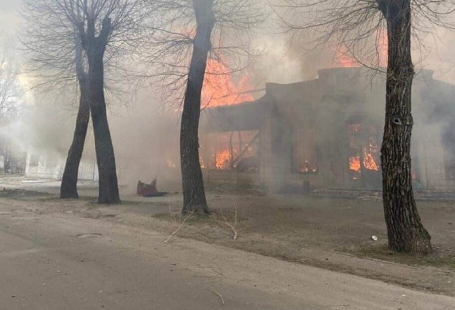 Армия РФ обстреляла Северодонецк - в городе горят многоэтажные дома - фото  - фото 1