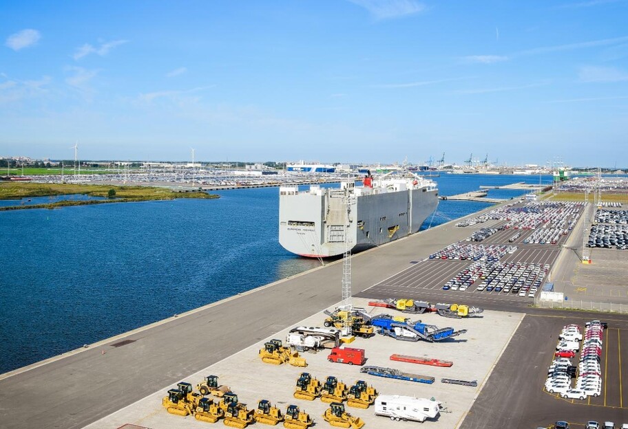 Санкции в действии - в бельгийском порту Зербрюгге застряли тысячи роскошных авто - фото 1