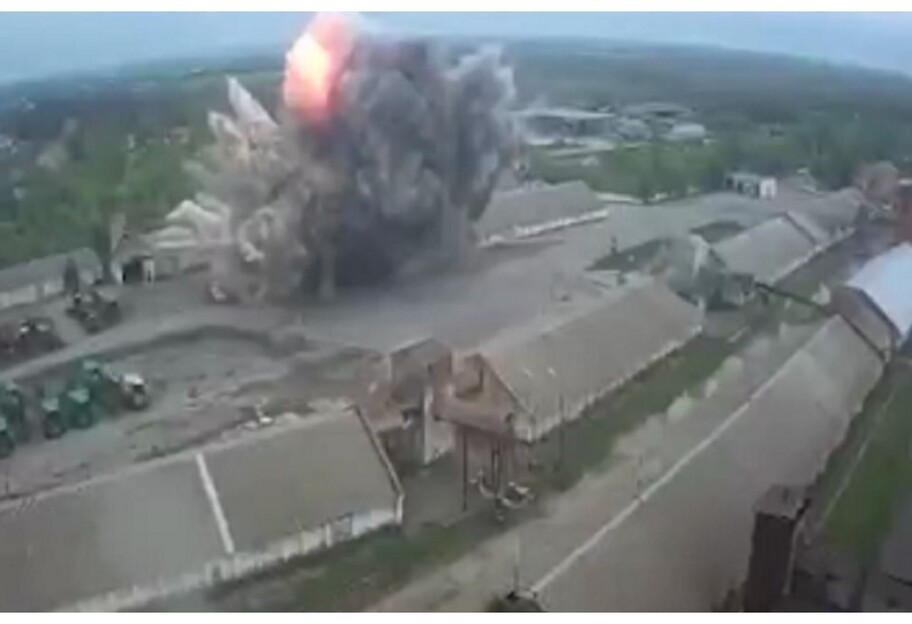 В Днепропетровской области ракета попала в склад с зерном - видео - фото 1