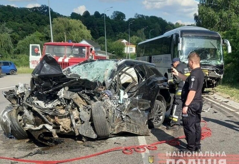 ДТП під Вінницею - внаслідок зіткнення автобуса та авто загинули люди - фото 1