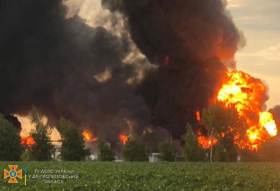 Обстрелы Днепропетровской области - горит резервуар с топливом - фото 1
