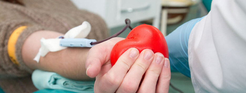 Бути донором не страшно: у МОЗ розвіяли популярні міфи про здачу крові