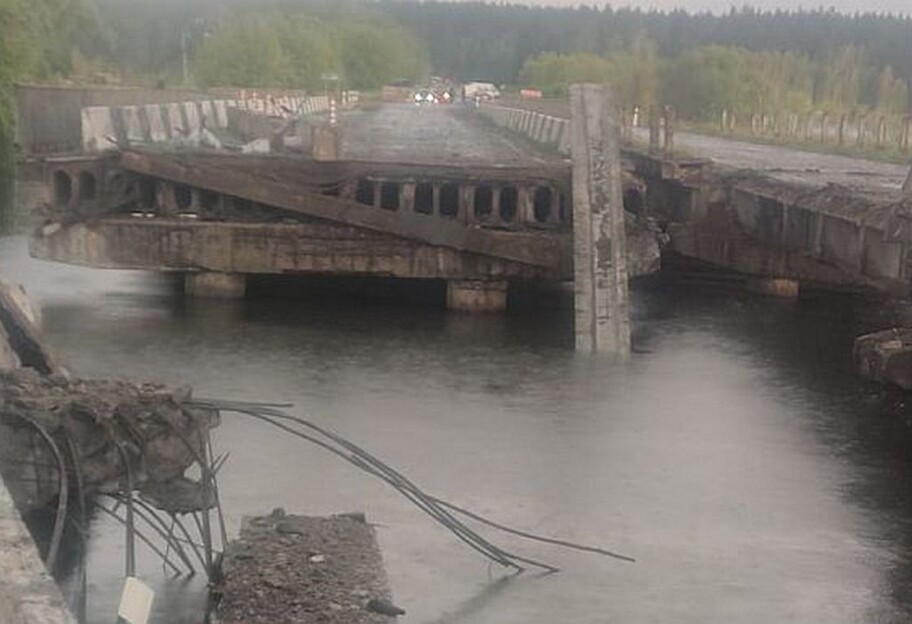 Негода у Київській області – у Демидові блискавка зруйнувала міст – є жертва - фото 1