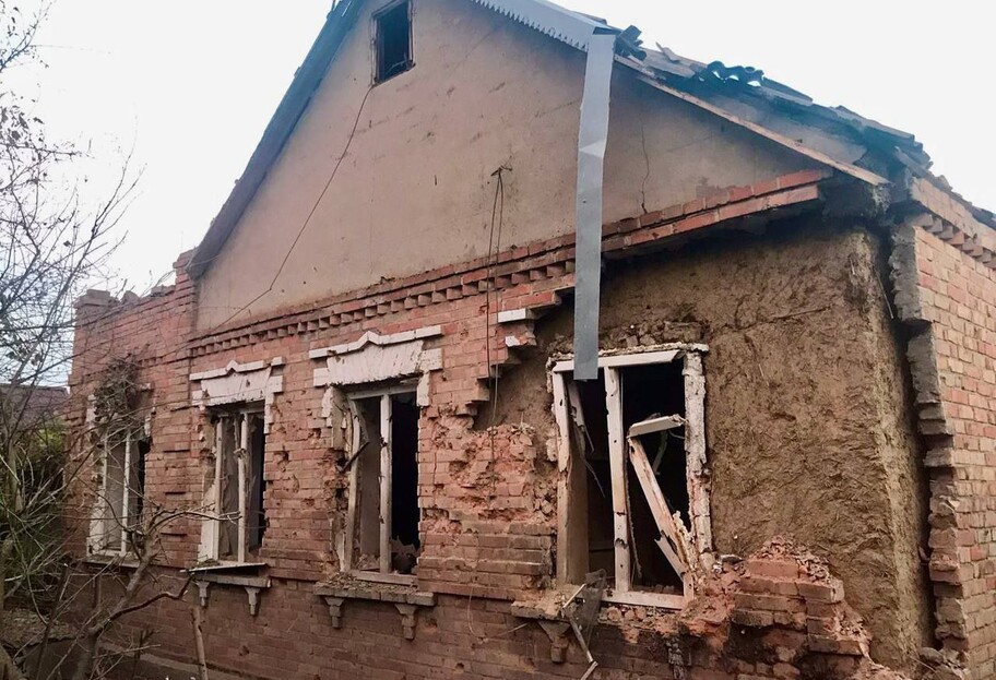 Обстрел Никополя 14 августа - разрушены дома, ранен мирный житель, фото - фото 1