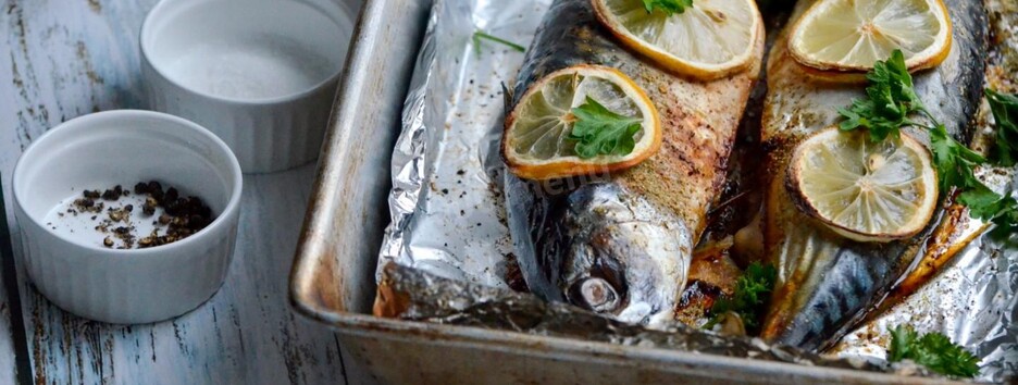 Вкусная рыба за пять минут: рецепт запеченной скумбрии 
