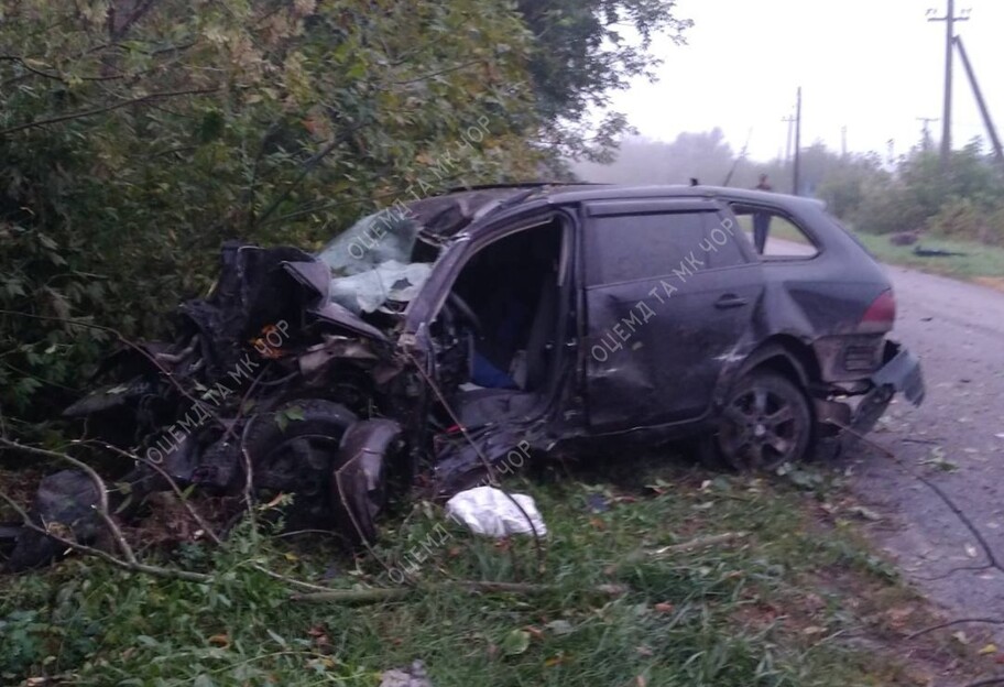 ДТП у Черкаській області - автомобіль влетів у блокпост, водій загинув, фото - фото 1
