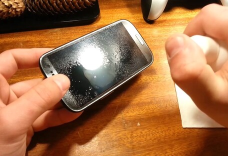 Как правильно чистить экран смартфона, чтобы не повредить его