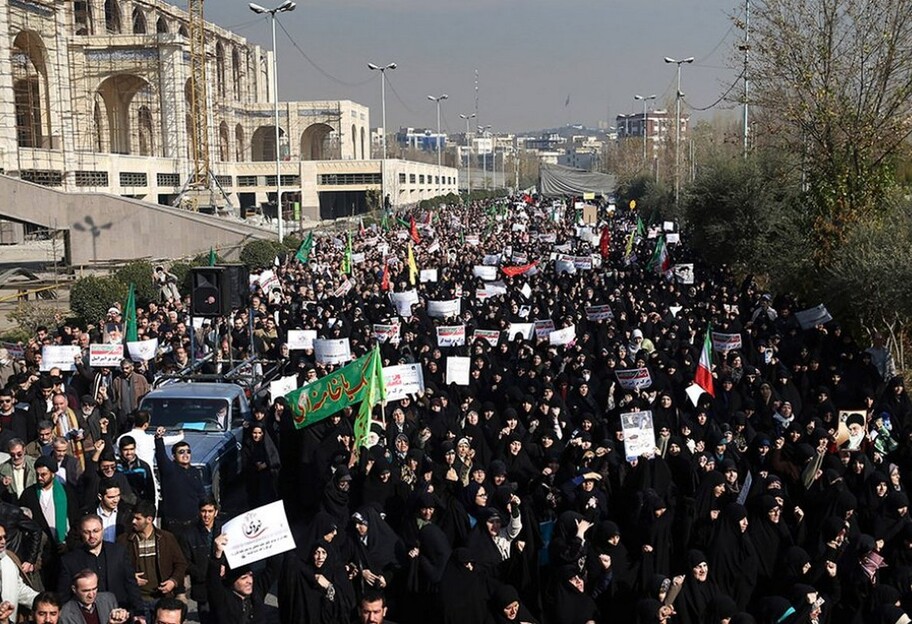 Массовые протесты в Иране - люди требуют расследования смерти 22-летней девушки - фото 1
