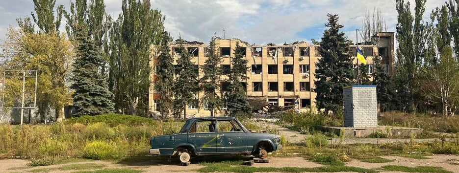 Боль, разруха и потери: президент Зеленский показал видео из освобожденного поселка на Херсонщине