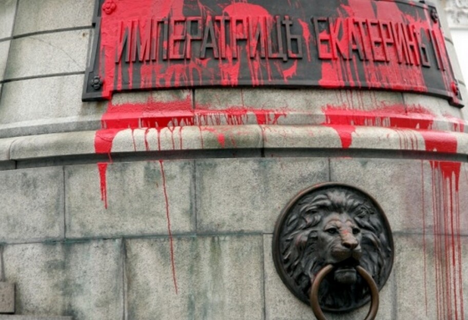 Активисты в Одессе обновили памятник Екатерине 2 - надели колпак палача - фото - фото 1