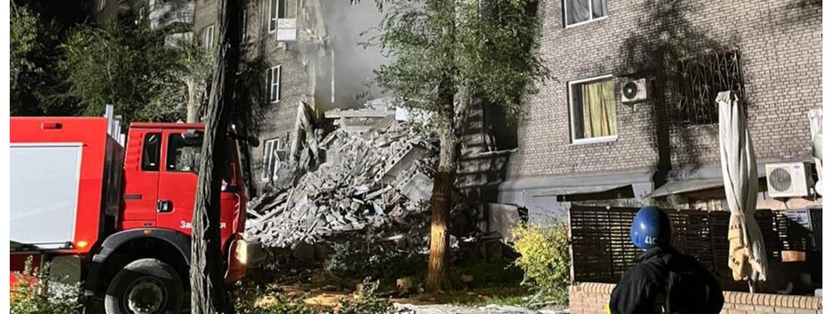 Вночі окупанти обстріляли житловий квартал у Запоріжжі: виникла пожежа
