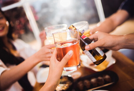 Дослідники пояснили, чому у людей виникає бажання напитися