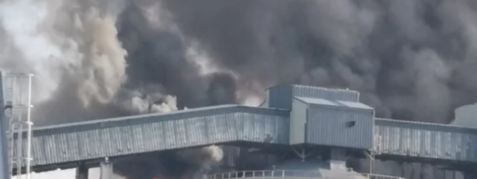 Масштабный пожар вспыхнул на зернохранилище во Франции: в Сети появились первые кадры