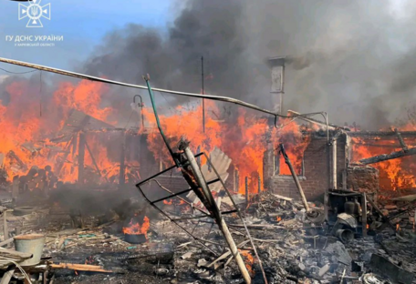 Окупанти потужно обстріляли Вовчанськ: зафіксовано велике загоряння, є поранені (фото)
