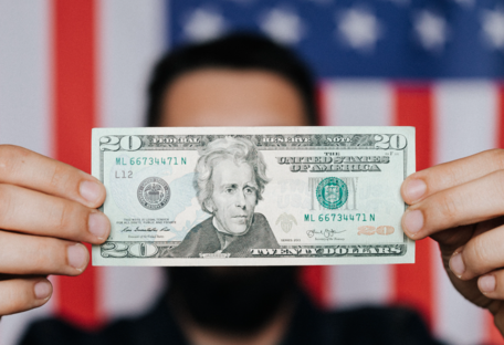 Доллар неустанно дорожает: сколько стоит иностранная валюта 16 апреля