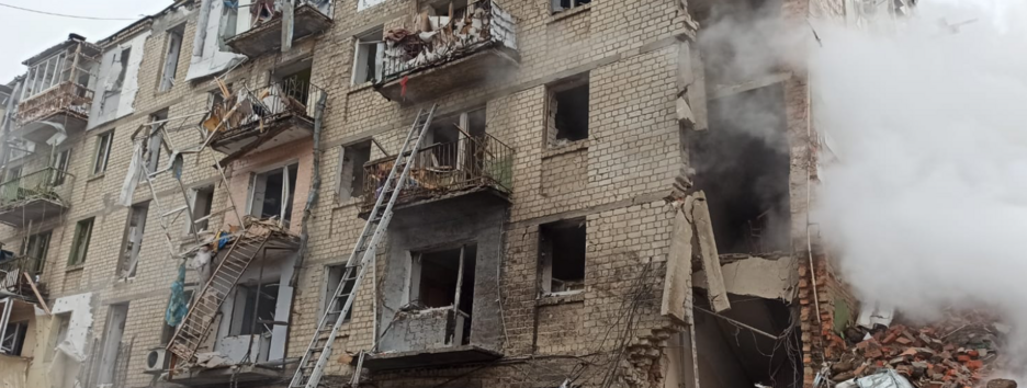 Россияне прицельно ударили по жилой постройке в Харькове: есть погибшая, под завалами люди