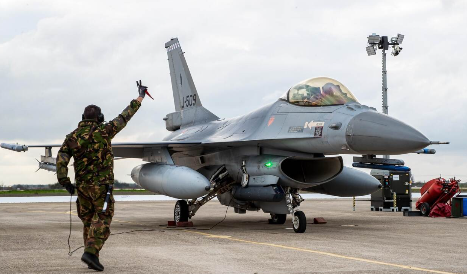 Военная помощь Украине - Чехия передала первый истребитель тренажер F-16 - фото 1