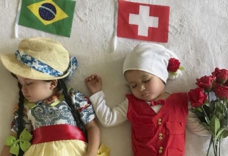 Фанатка Кубка мира по футболу одевает двойняшек в национальные наряды для всех 64 игр