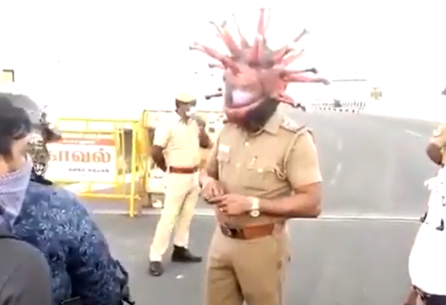 Полиция Индии борется с нарушителями карантина в шлемах в форме коронавируса – фото, видео - фото 1
