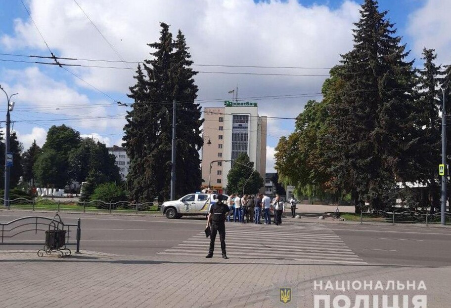 ЧП в Луцке - неизвестный захватил автобус с заложниками - видео - фото 1