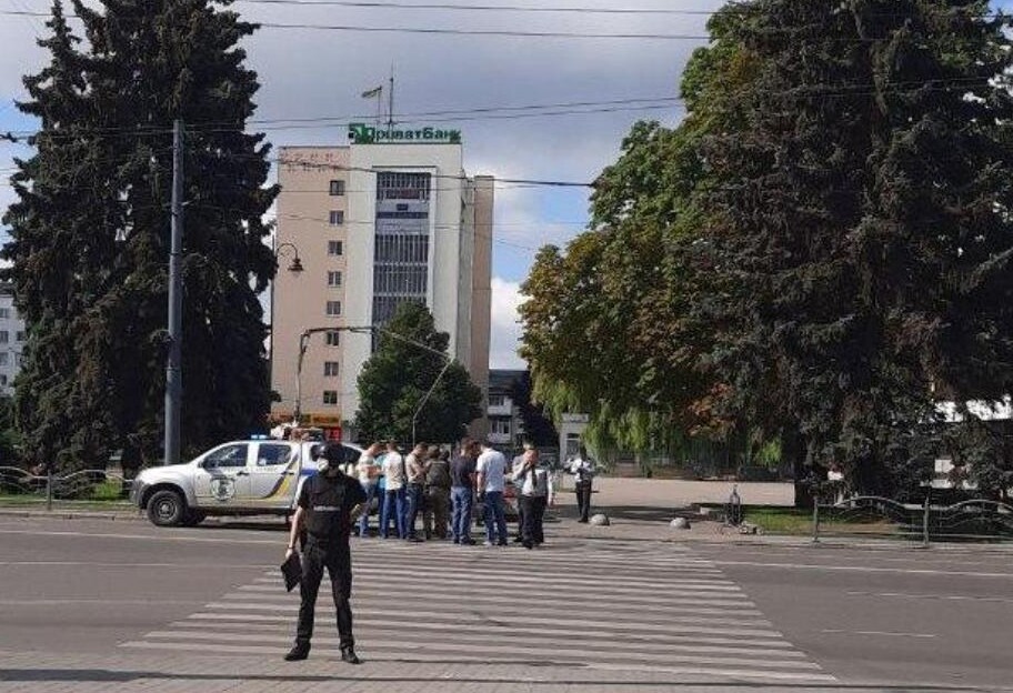 Еще один автобус с заложниками и заминированные объекты - о чем сообщил луцкий террорист - СМИ - фото 1