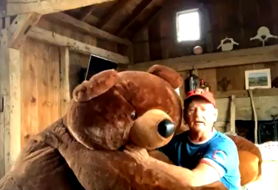 Виноват бейсбол - голливудский актер спел спортивный гимн с плюшевым медведем  - фото 1