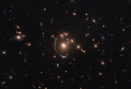 Одна из самых ярких в ночном небе: телескоп Hubble сделал снимок таинственной галактики - фото