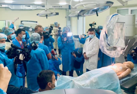 Працює «ювелірно і сверхточно»: львівська лікарня отримала американського робота-хірурга - відео