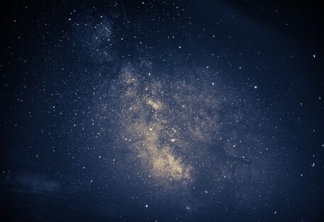 Галактика з перемичкою: що «побачив» Hubble в сузір'ї Великого пса - фото