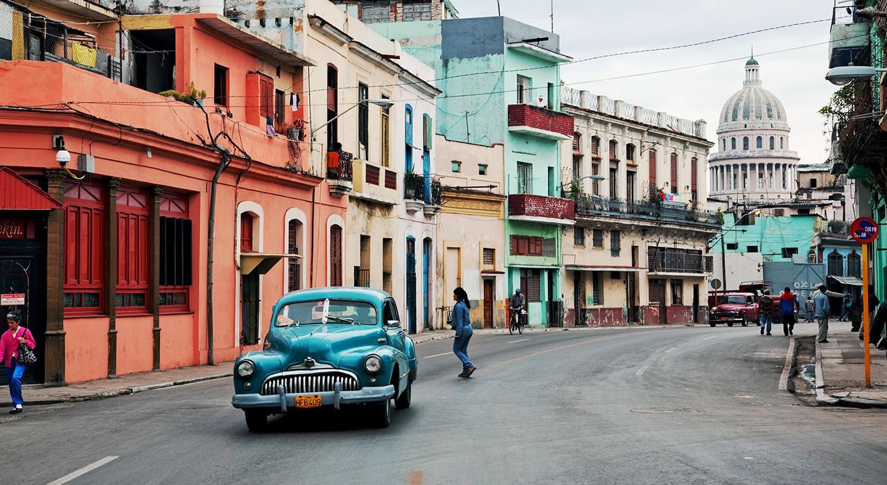 Китай завоевывает Кубу: автобусы, грузовики и $500 млн на гольф